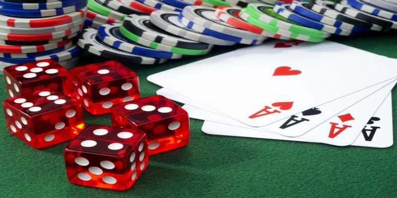 So sánh baccarat và poker